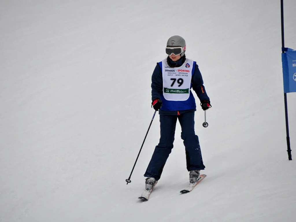 Skifahrerin mit Startnummer 79 auf der Strecke.
